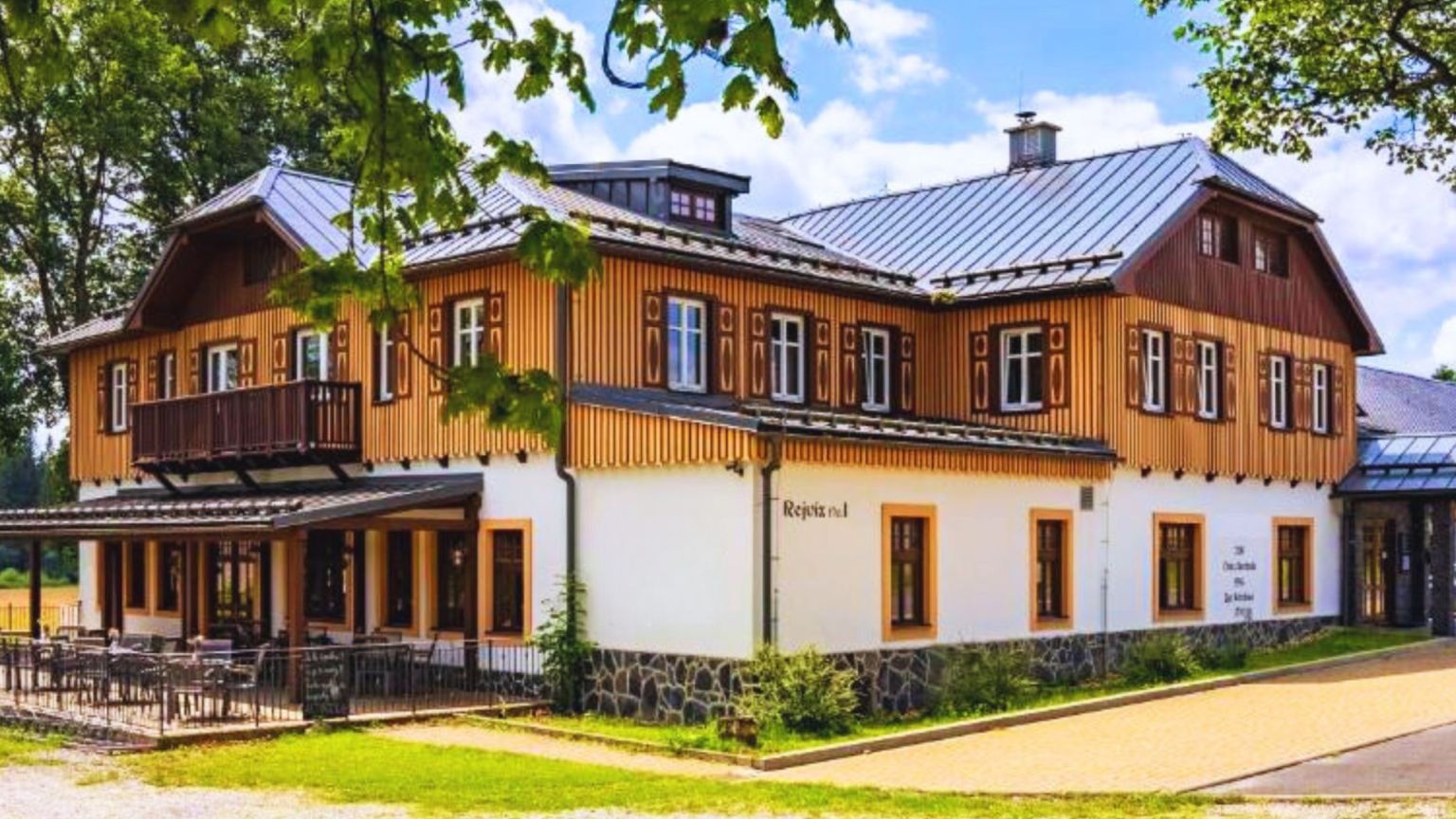 Rejvíz 1 hotel z doby první republiky - brána k Mechovém jezírku